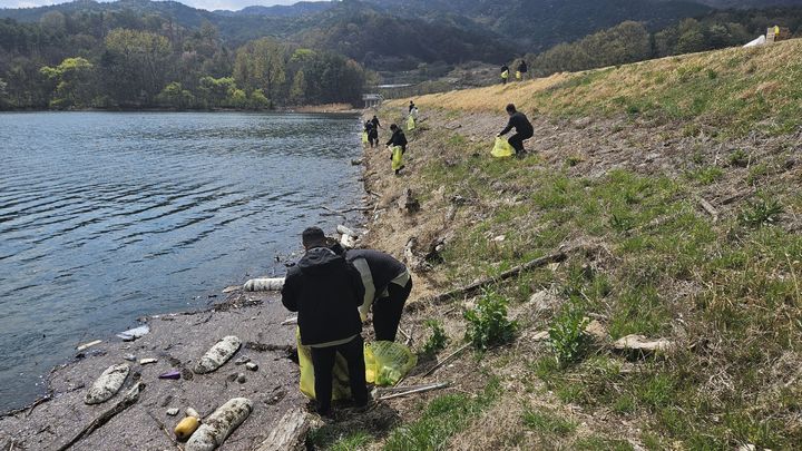 [영동=뉴시스] 한국농어촌공사 충북 옥천영동지사(지사장 김상우) 직원들이 지난해 4월15일 영동군 학산면 봉소리 봉소저수지에서 '내고향 물살리기 운동'을 벌이고 있다. 직원 20여 명은 저수지 내외부의 낚시용품, 빈병 등 쓰레기를 수거했다. (사진=농어촌공사 옥천영동지사 제공) 2025.04.15. photo@newsis.com *재판매 및 DB 금지