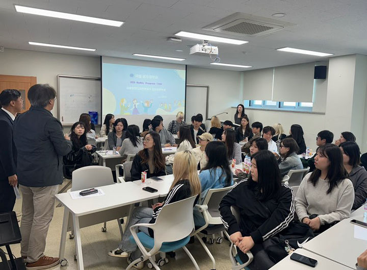 [공주=뉴시스] 한중 버디 프로그램 참가자들 기념촬영. (사진=국립공주대 제공) *재판매 및 DB 금지