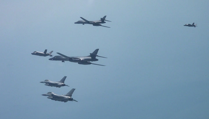 [서울=뉴시스] 한미 양국은 15일 미국 B-1B 전략폭격기가 전개한 가운데 한미 연합공중훈련을 실시했다. (사진=국방부 제공) 2025.04.15. photo@newsis.com *재판매 및 DB 금지