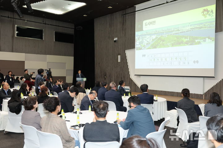 [포항=뉴시스] 송종욱 기자 = 포항시가 15일 경기도 고양 킨텍스에서 열린 '2025 세계지방정부기후총회'에 참석해 글로벌 기후 리더십을 강화하고, 2027년 세계총회 유치에 본격적으로 나섰다. 사진은 이클레이 한국총회에서 이강덕 시장이 '지속 가능한 녹색성장 도시 포항'이란 주제로 포항시의 비전을 발표하는 모습. (사진=포항시 제공) 2025.04.15. photo@newsis.com