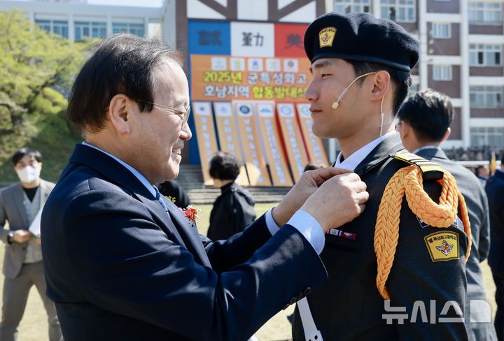 [고창=뉴시스]윤난슬 기자 = 강호항공고등학교는 15일 대운동장에서 '2025년 군 특성화 과정 합동 발대식'을 열었다고 밝혔다.2025.04.15.(사진=전북교육청 제공) 