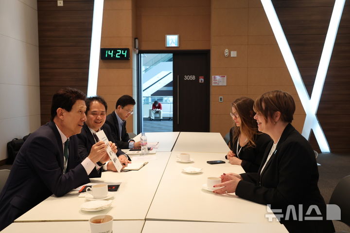 [포항=뉴시스] 송종욱 기자 = 포항시가 15일 경기도 고양 킨텍스에서 열린 '2025 세계지방정부기후총회'에 참석해 글로벌 기후 리더십을 강화하고, 2027년 세계총회 유치에 본격적으로 나섰다. 사진은 이강덕(왼쪽 앞) 시장이 카트린 휀펠트 야메 이클레이 회장(스웨덴 말뫼시장)을 만나 2027년 세계총회 포항 유치의 당위성을 설명하며 지지를 요청하는 모습. (사진=포항시 제공) 2025.04.15. photo@newsis.com