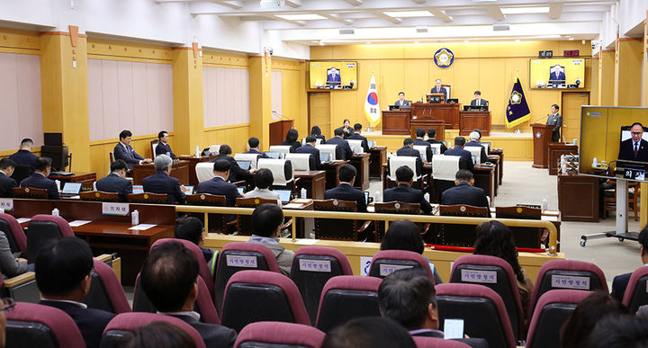 [서산=뉴시스] 충남 서산시의회 의원들이 15일 시의회 본회의장에서 제 304회 임시회 제1차 본회의를 열고 있다. (사진=서산시의회 제공) 2025.04.15. photo@newsis.com *재판매 및 DB 금지