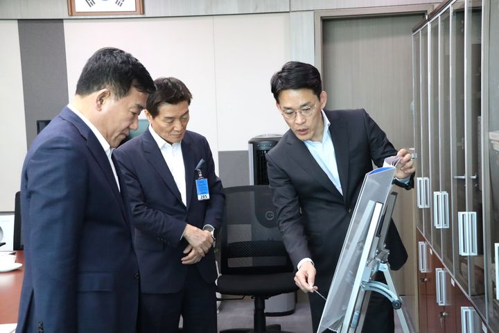  [울산=뉴시스] 15일 국회의원회관에서 국민의힘 박성민 의원이 신세계백화점 박주형 대표로부터 중구 우정혁신도시에 최고급 복합쇼핑몰과 대규모 주거 산업 복합단지 건설 사업에 대한 설명을 듣고 있다. (사진=박성민 의원 제공) 2025.04.15. photo@newsis.com *재판매 및 DB 금지