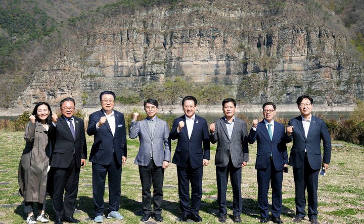 [화순=뉴시스] 송창헌 기자 = 전남 화순 적벽 상수원보호구역 개발을 위한 상수원관리규칙 개정과 관련해 김완섭 환경부장관이 15일 적벽 일원을 방문한 가운데 김영록 전남지사 등 현장 참석자들과 기념촬영을 하고 있다. (사진=전남도 제공) 2025.04.15 photo@newsis.com *재판매 및 DB 금지