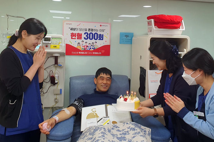 [부산=뉴시스] 대한적십자사 부산혈액원은 부산 사하구에 거주하는 진민규(53)씨가 지난 14일 헌혈의집 하단센터에서 300번째 헌혈을 했다고 15일 밝혔다. (사진=부산혈액원 제공) 2025.04.15. photo@newsis.com *재판매 및 DB 금지