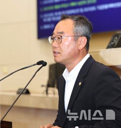 [포항=뉴시스] 송종욱 기자 = 김종익 포항시의원이 '공공 심야 약국 운영 지원 조례안'을 대표 발의해 공공 심야 약국에 대한 지원 근거가 마련됐다. 사진은 조례안을 발의하는 김종익 시의원. (사진=포항시의회 제공) 2025.04.15. photo@newsis.com