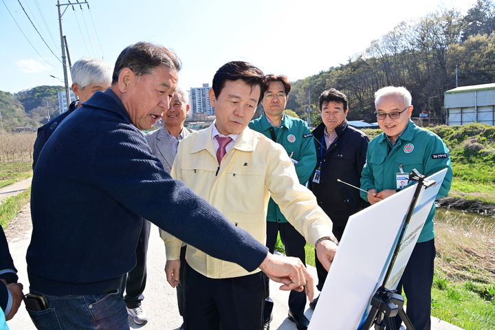 [진주=뉴시스]조규일 진주시장, 해빙기와 풍수해 잦은 여름철 재난대비 현장점검.(사진=진주시 제공).2025.04.15.photo@newsis.com *재판매 및 DB 금지