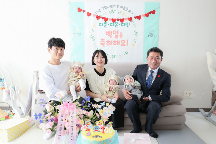 [광양=뉴시스] 정인화(오른쪽) 광양시장이 15일 광양시 삼태아 가정을 방문해 축하하고 있다. (사진=광양시 제공) 202504.15. photo@newsis.com *재판매 및 DB 금지