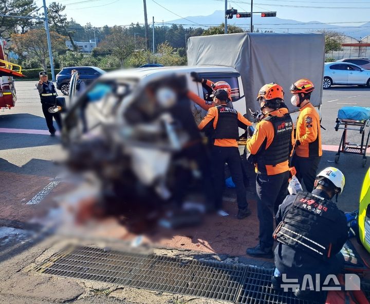 [제주=뉴시스] 15일 오후 제주 서귀포시 남원읍 한 교차로에서 트럭과 트럭이 충돌해 경찰과 소방당국이 사고 수습에 나서고 있다. (사진=제주교통정보센터 CCTV 제공) 2025.04.15. photo@newsis.com