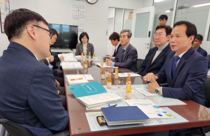 [음성=뉴시스] 15일 국토교통부 혁신도시발전추진단을 찾은 전국혁신도시협의회 조병옥(오른쪽 첫 번째) 회장을 비롯한 임원들이 공공기관 2차 이전 혁신도시 우선배치, 혁신도시 특별지원 규정 신설 등이 담긴 공동건의문을 관계자들에게 전달한 뒤 지원을 호소하고 있다. (사진=음성군 제공) 2025.4.15. photo@newsis.com *재판매 및 DB 금지