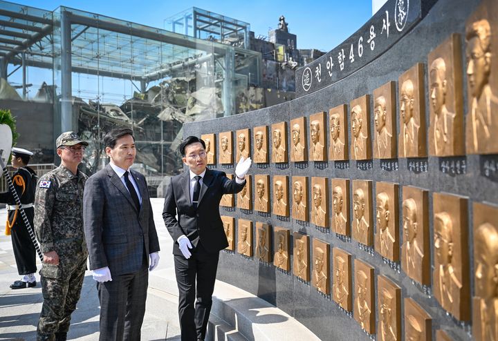 [서울=뉴시스] 김선호 국방부장관 직무대행이 천안함 46용사 추모비에서 참배를 하고, 김록현 서해수호관장과 함께 추모비를 살펴보고 있다. (사진=국방부 제공) 2025.04.15. photo@newsis.com  *재판매 및 DB 금지