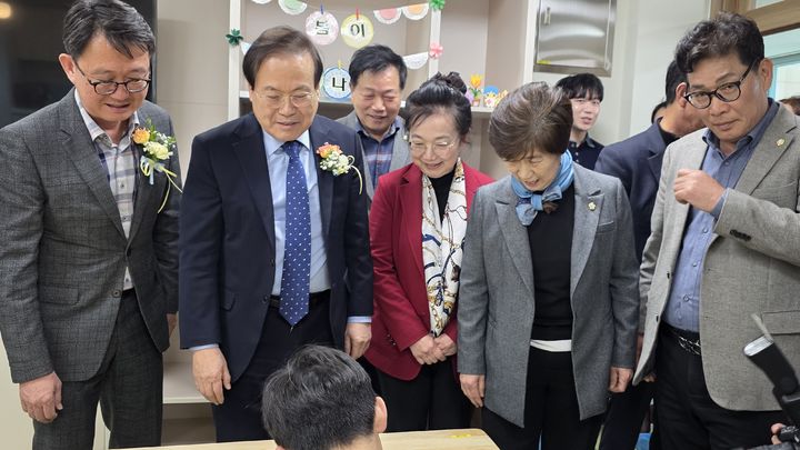 [고창=뉴시스] 15일 열린 고창거점늘봄센터인 '늘봄고창' 개관식, 왼쪽부터 김성수 도의원, 서거석 교육감, 한숙경 교육장, 이선덕 군의원, 조규철 군의원 등이 시설 내 학생들의 모습을 살피고 있다. *재판매 및 DB 금지