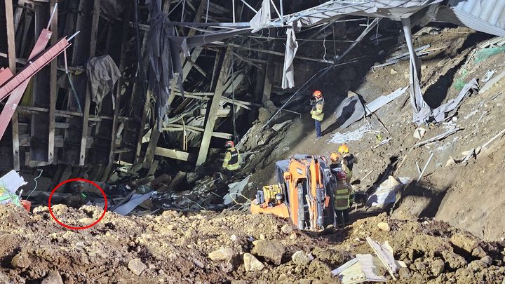 [광명=뉴시스] 15일 소방당국이 경기 광명시 신안산선 복선전철 5-2공구 붕괴 사고현장에 구조견을 투입해 인명 검색에 나섰다. (사진=경기도소방재난본부 제공) 2025.04.15. photo@newsis.com *재판매 및 DB 금지