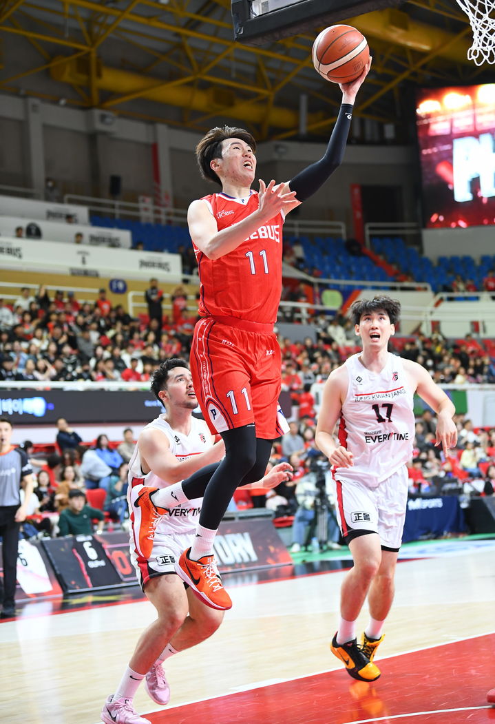 [서울=뉴시스] 프로농구 울산 현대모비스의 이우석. (사진=KBL 제공)