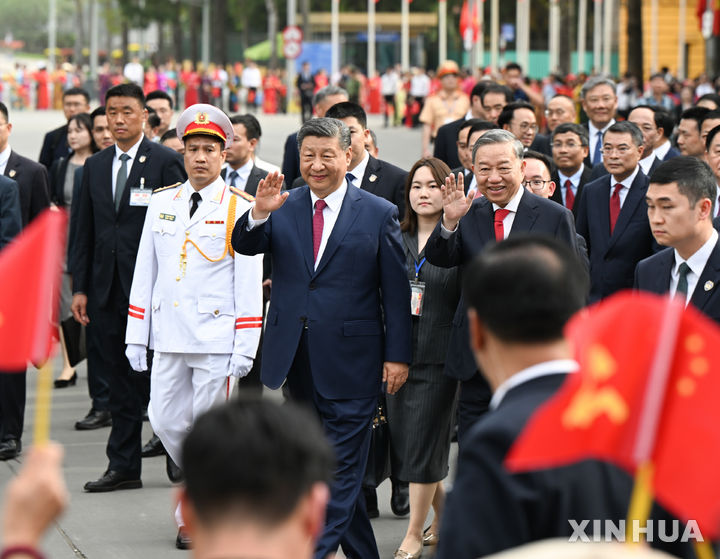 [하노이=신화/뉴시스] 시진핑 중국 국가주석과 또 럼 베트남 공산당 서기장이 14일 하노이에서 만나 환영객들에게 손을 흔들고있다. 2025.04.15. 