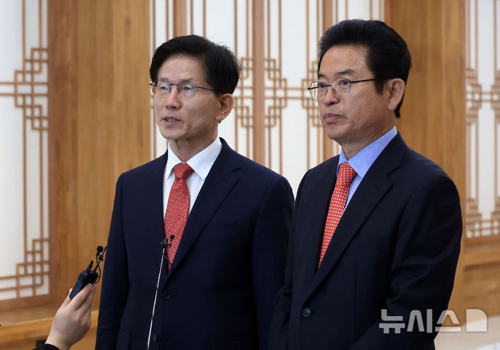 [서울=뉴시스] 홍효식 기자 = 제21대 대통령 선거 출마를 선언한 김문수(왼쪽) 전 고용노동부 장관과 이철우 경북도지사가 15일 오전 서울 마포구 박정희대통령기념관에서 박정희 전 대통령 동상 건립 등 현안 관련 회동하고 있다. 2025.04.15. yesphoto@newsis.com