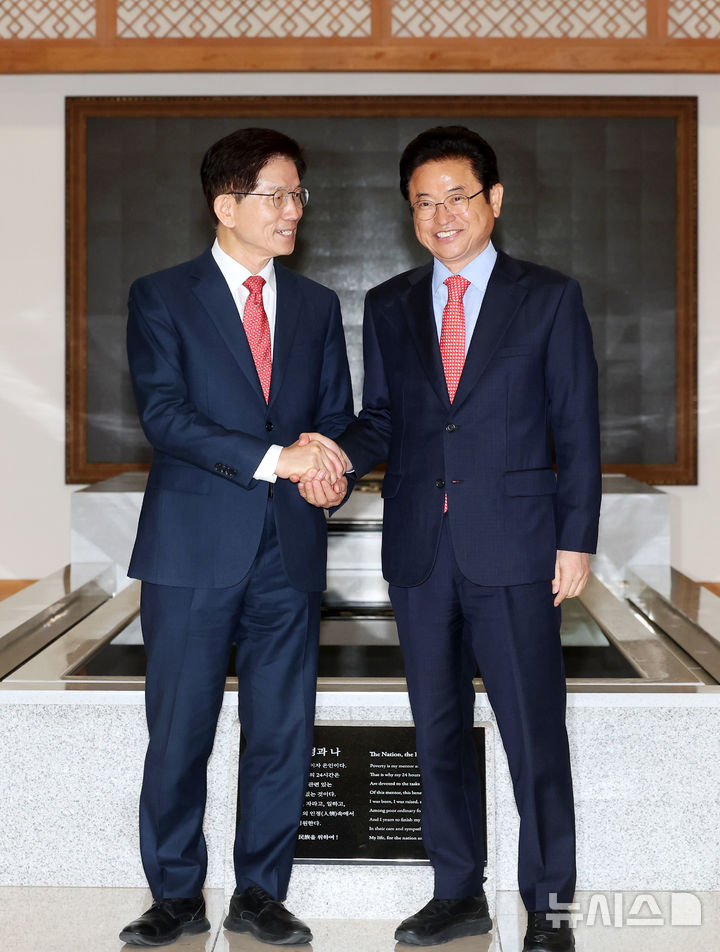 [서울=뉴시스] 홍효식 기자 = 제21대 대통령 선거 출마를 선언한 김문수(왼쪽) 전 고용노동부 장관과 이철우 경북도지사가 15일 오전 서울 마포구 박정희대통령기념관에서 열린 박정희 전 대통령 동상 건립 등 현안 관련 회동에서 손을 잡고 있다. 2025.04.15. yesphoto@newsis.com