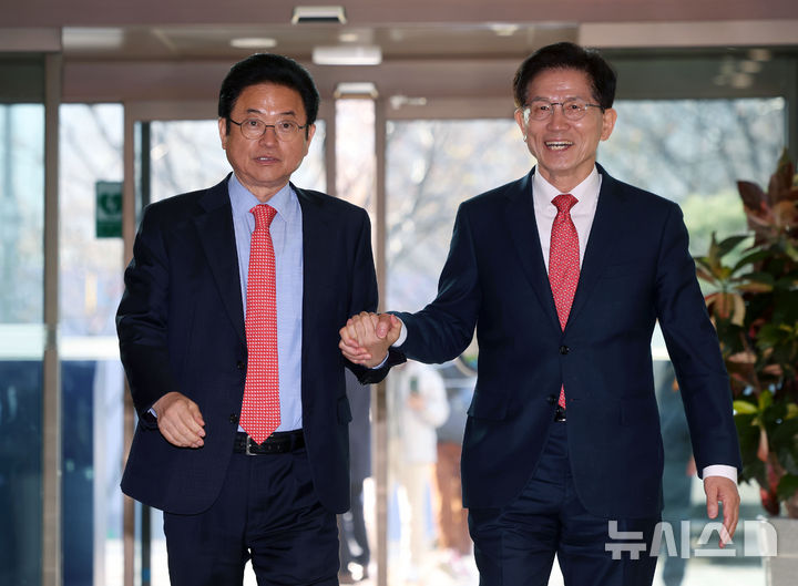 [서울=뉴시스] 홍효식 기자 = 제21대 대통령 선거 출마를 선언한 김문수(오른쪽) 전 고용노동부 장관과 이철우 경북도지사가 15일 오전 서울 마포구 박정희대통령기념관에서 열린 박정희 전 대통령 동상 건립 등 현안 관련 회동에 참석하며 손을 잡고 있다. 2025.04.15. yesphoto@newsis.com