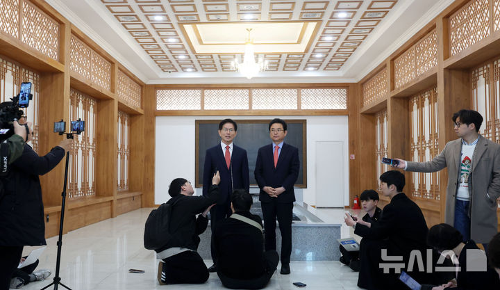 [서울=뉴시스] 홍효식 기자 = 제21대 대통령 선거 출마를 선언한 김문수(왼쪽) 전 고용노동부 장관과 이철우 경북도지사가 15일 오전 서울 마포구 박정희대통령기념관에서 박정희 전 대통령 동상 건립 등 현안 관련 회동하고 있다. 2025.04.15. yesphoto@newsis.com