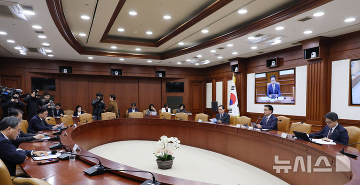 [서울=뉴시스] 김명원 기자 = 최상목 경제부총리 겸 기획재정부 장관이 15일 오전 서울 종로구 정부서울청사에서 열린 경제관계장관회의 겸 산업경쟁력강화 관계장관회의에 참석해 발언하고 있다. 2025.04.15. kmx1105@newsis.com