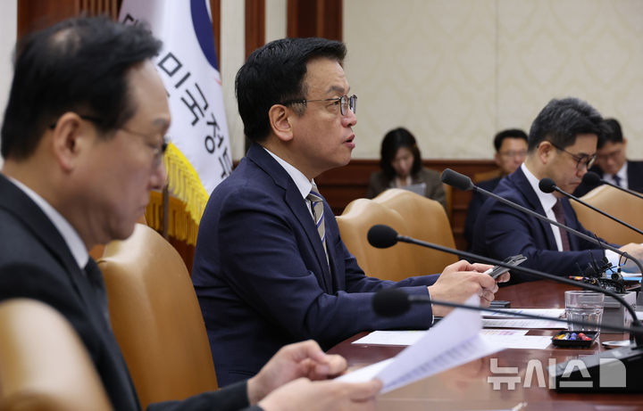 [서울=뉴시스] 김명원 기자 = 최상목 경제부총리 겸 기획재정부 장관이 15일 오전 서울 종로구 정부서울청사에서 열린 경제관계장관회의 겸 산업경쟁력강화 관계장관회의에 참석해 발언하고 있다. 2025.04.15. kmx1105@newsis.com