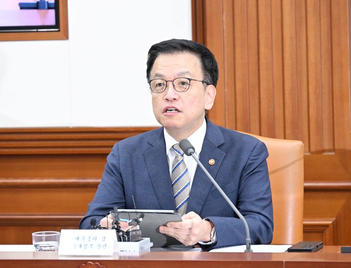 [서울=뉴시스] 최상목 부총리 겸 기획재정부 장관이 15일 서울 종로구 정부서울청사에서 열린 제1차 경제안보장관회의에서 발언하고 있다. (사진=기획재정부 제공) 2025.04.15. photo@newsis.com *재판매 및 DB 금지