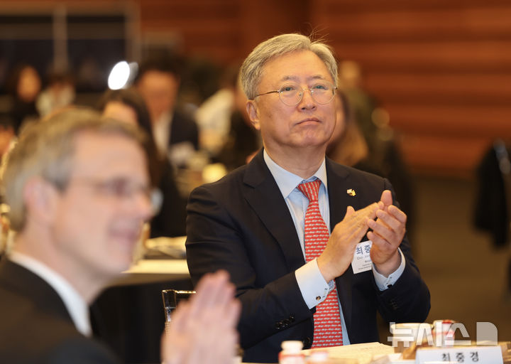 [서울=뉴시스] 최중경 당시 한미협회장이 지난 4월 15일 오전 서울 중구 대한상공회의소에서 열린 ‘제5회 한미 산업협력 컨퍼런스’에서 박수치고 있다. 2025.04.15. kmn@newsis.com