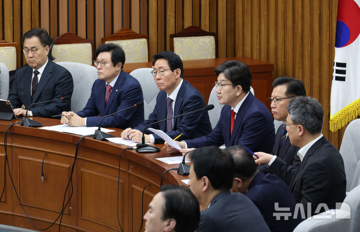 [서울=뉴시스] 조성봉 기자 = 권성동 국민의힘 원내대표가 15일 오전 서울 여의도 국회에서 열린 원내대책회의에서 발언을 하고 있다. 2025.04.15.  suncho21@newsis.com