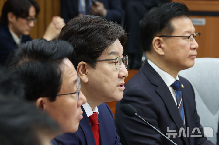 [서울=뉴시스] 조성봉 기자 = 권성동 국민의힘 원내대표가 15일 오전 서울 여의도 국회에서 열린 원내대책회의에서 발언을 하고 있다. 2025.04.15.  suncho21@newsis.com