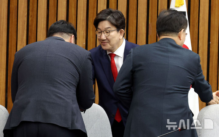 [서울=뉴시스] 조성봉 기자 = 권성동 국민의힘 원내대표가 15일 오전 서울 여의도 국회에서 열린 원내대책회의에서 참석자들과 인사하고 있다. 2025.04.15.  suncho21@newsis.com