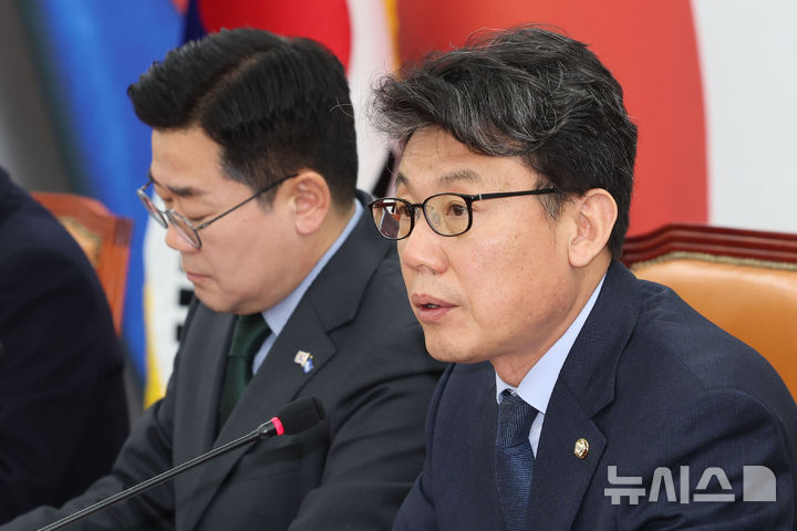 [서울=뉴시스] 권창회 기자 = 진성준 더불어민주당 정책위의장이 15일 오전 서울 여의도 국회에서 열린 원내대책회의에서 발언하고 있다. 2025.04.15. photo@newsis.com