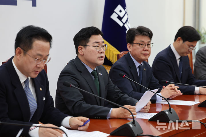 [서울=뉴시스] 권창회 기자 = 박찬대 더불어민주당 당대표 직무대행 겸 원내대표가 15일 오전 서울 여의도 국회에서 열린 원내대책회의에서 발언하고 있다. 2025.04.15. photo@newsis.com