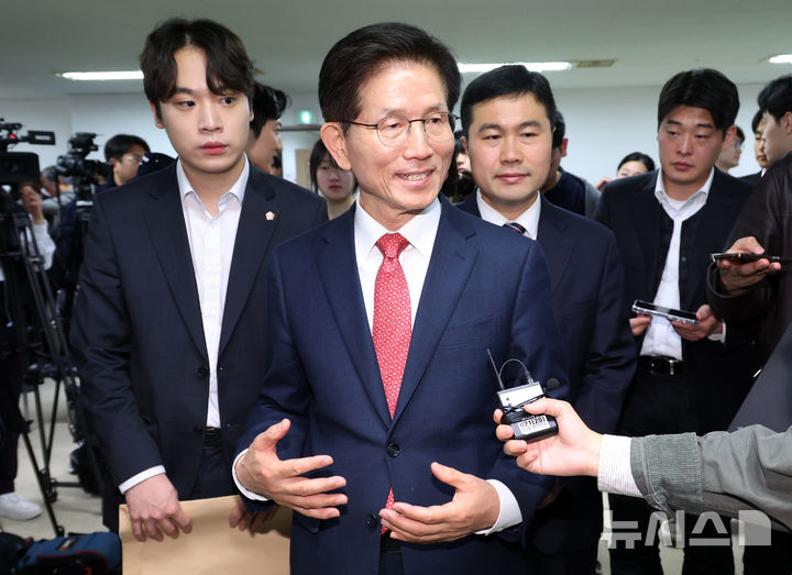 [서울=뉴시스] 조성우 기자 = 제21대 대통령 선거 출마를 선언한 김문수 전 고용노동부 장관이 15일 오전 서울 여의도 대하빌딩 경선 캠프에서 열린 청년·대학생들의 지지 선언 기자회견을 마친 뒤 취재진 질문에 답하고 있다. 2025.04.16. xconfind@newsis.com