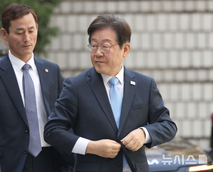 [서울=뉴시스] 김명년 기자 = 이재명 더불어민주당 전 대표가 15일 오전 서울 서초구 서울중앙지방법원에서 열린 대장동 배임 및 성남FC 뇌물 혐의 공판에 출석하고 있다. 2025.04.15. kmn@newsis.com