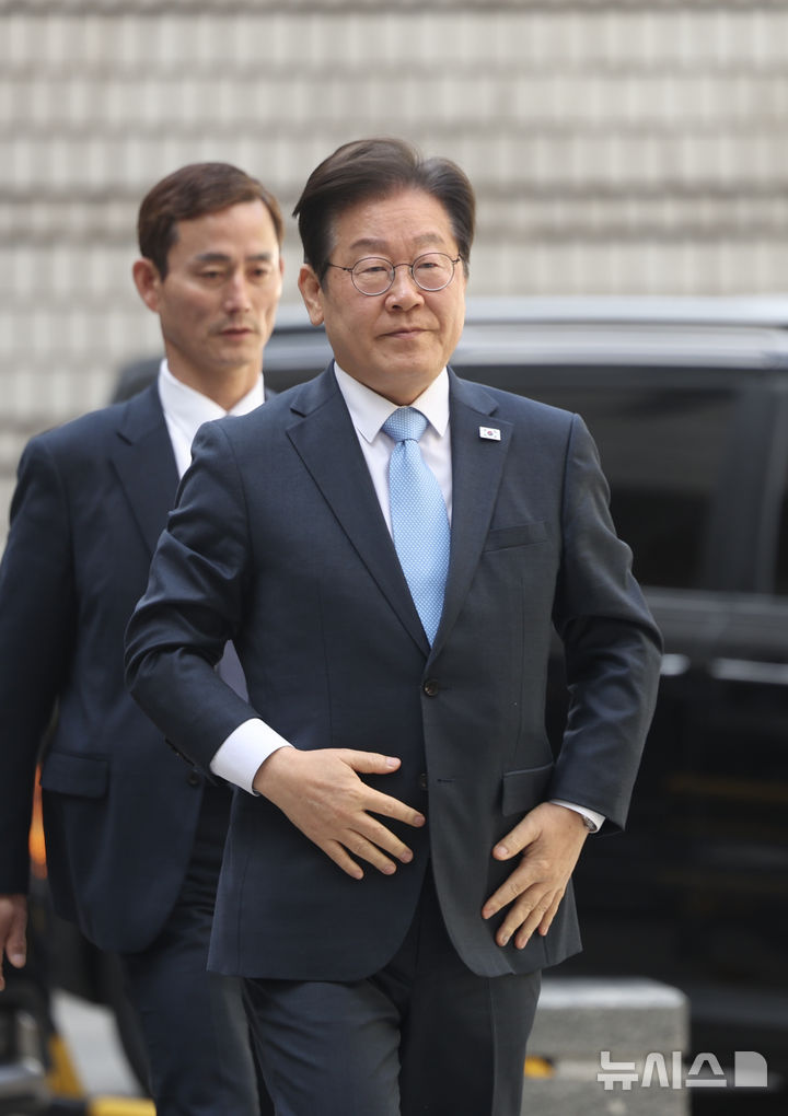 [서울=뉴시스] 김명년 기자 = 이재명 더불어민주당 전 대표가 15일 오전 서울 서초구 서울중앙지방법원에서 열린 대장동 배임 및 성남FC 뇌물 혐의 공판에 출석하고 있다. 2025.04.15. kmn@newsis.com