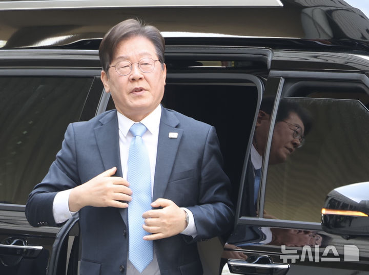 [서울=뉴시스] 김명년 기자 = 이재명 더불어민주당 전 대표가 15일 오전 서울 서초구 서울중앙지방법원에서 열린 대장동 배임 및 성남FC 뇌물 혐의 공판에 출석하고 있다. 2025.04.15. kmn@newsis.com