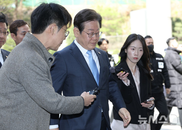 [서울=뉴시스] 김명년 기자 = 이재명 더불어민주당 전 대표가 15일 오전 서울 서초구 서울중앙지방법원에서 열린 대장동 배임 및 성남FC 뇌물 혐의 공판에 출석하고 있다. 2025.04.15. kmn@newsis.com