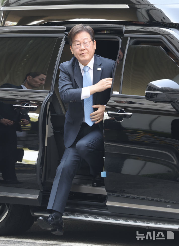 [서울=뉴시스] 김명년 기자 = 이재명 더불어민주당 전 대표가 15일 오전 서울 서초구 서울중앙지방법원에서 열린 대장동 배임 및 성남FC 뇌물 혐의 공판에 출석하고 있다. 2025.04.15. kmn@newsis.com