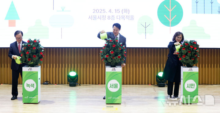 [서울=뉴시스] 김선웅 기자 = 오세훈 서울시장이 15일 서울 중구 서울특별시청에서 열린 제15기 녹색서울시민위원회 위촉식에서 2025 녹색서울시민위원회 시민대표 유미호 위원장(기독교환경교육센터 '살림' 센터장), 기업대표 손경식 위원장을 대신해 참석한 이동근 한국경영자총협회 부회장과 함께 녹색, 서울, 시민을 의미하는 퍼포먼스를 하고 있다. 2025.04.15. mangusta@newsis.com
