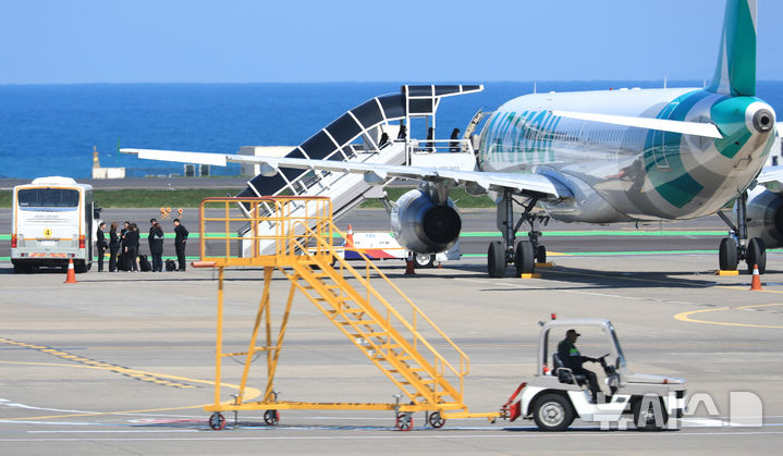 [제주=뉴시스] 우장호 기자 = 15일 오전 8시15분께 제주공항 활주로에서 승객이 비상문을 열어 비상탈출용 슬라이드가 펼쳐저 항공기가 이륙을 포기하는 사고가 발생했다. 비상탈출 슬라이드가 개방되자 기동 불능상태가 된 항공기는 멈춰 섰고, 한국공항공사는 견인차로 이 항공기를 주기장으로 옮겼다. 이날 오전 주기장으로 옮겨진 에어서울 RS902편 모습. 2025.04.15. woo1223@newsis.com