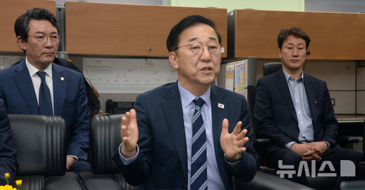 [전주=뉴시스] 김얼 기자 = 더불어민주당 김윤덕 사무총장이 25일 전북 전주시 전북특별자치도의회 기자실에서 기자간담회를 갖고 질의에 답변하고 있다. 2025.04.15. pmkeul@newsis.com