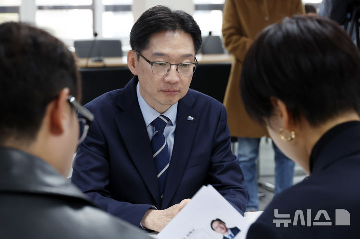 [서울=뉴시스] 조성우 기자 = 제21대 대통령 선거 출마를 선언한 김경수 전 경남지사가 15일 서울 영등포구 여의도 더불어민주당사에서 대선 후보자 선출을 위한 예비후보자 등록 서류를 접수하고 있다. 2025.04.15. xconfind@newsis.com
