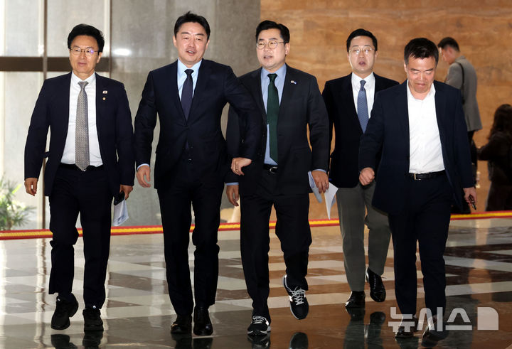 [서울=뉴시스] 조성봉 기자 = 박찬대 더불어민주당 대표 직무대행 겸 원내대표를 비롯한 의원들이 15일 오전 서울 여의도 국회에서 열린 비공개 의원총회에 참석하고 있다. 2025.04.15. suncho21@newsis.com