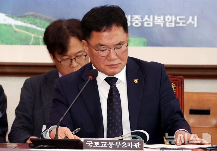 [서울=뉴시스] 조성봉 기자 = 30일 법조계에 따르면 종합특검팀(특별검사 권창영)은 최근 백원국 전 국토교통부 차관을 불러 조사한 것으로 확인됐다. 사진은 국회에서 열린 제1차 교통법안심사소위원회 회의에서 자료를 살펴보고 있는 백원국 국토교통부 제2차관. 2026.04.30. suncho21@newsis.com