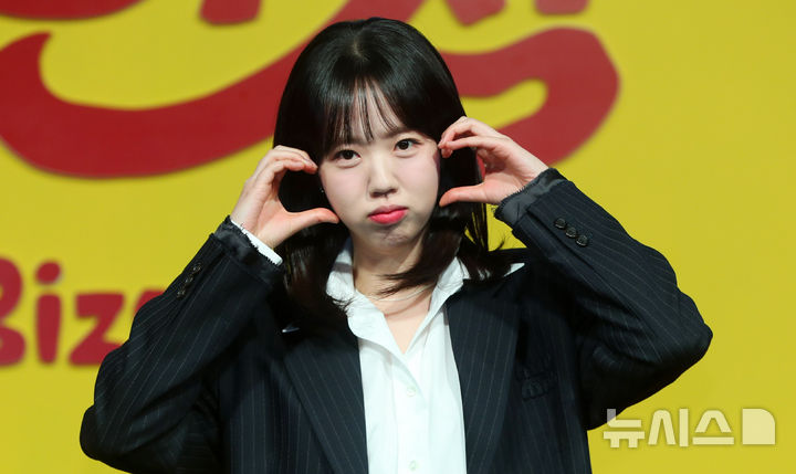 [서울=뉴시스] 김혜진 기자 = 방송인 지예은이 15일 오전 서울 종로구 JW매리어트 동대문에서 열린 넷플릭스 새 예능 시리즈 '대환장 기안장' 기자간담회에서 포즈를 취하고 있다. 2025.04.15. jini@newsis.com