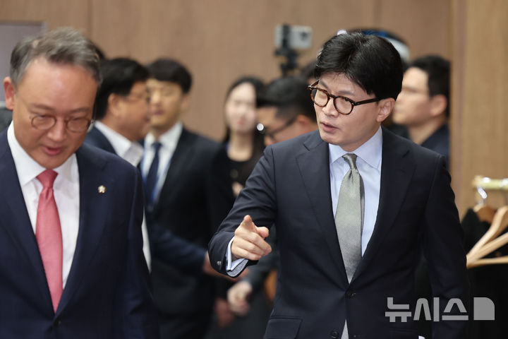 [서울=뉴시스] 권창회 기자 = 제21대 대통령 선거 출마를 선언한 한동훈 전 국민의힘 대표가 15일 서울 여의도 국회 소통관에서 정책 비전 발표를 하기 위해 이동하고 있다. 2025.04.15. kch0523@newsis.com