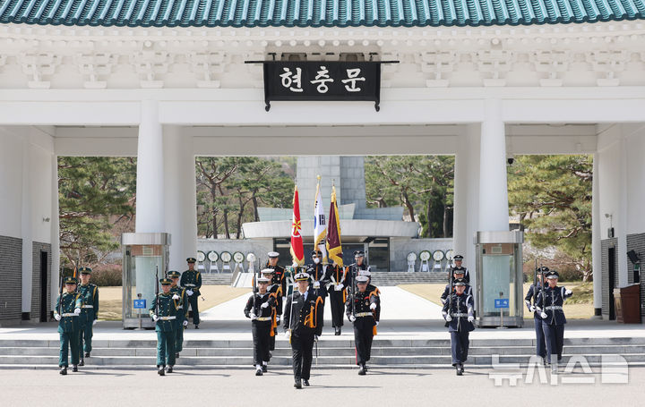 [서울=뉴시스] 김진아 기자 = 15일 서울 동작구 국립서울현충원 현충문 앞에서 열린 '현충문 정례 군(軍) 의장행사'에서 군장병들이 근무교대식을 하고 있다.  현충문 정례 군 의장행사는 상반기 4~6월, 하반기 9~10월 중 매주 화·목요일 오전 11시부터 현충문 앞에서 약 20분간 진행된다. 2025.04.15. bluesoda@newsis.com