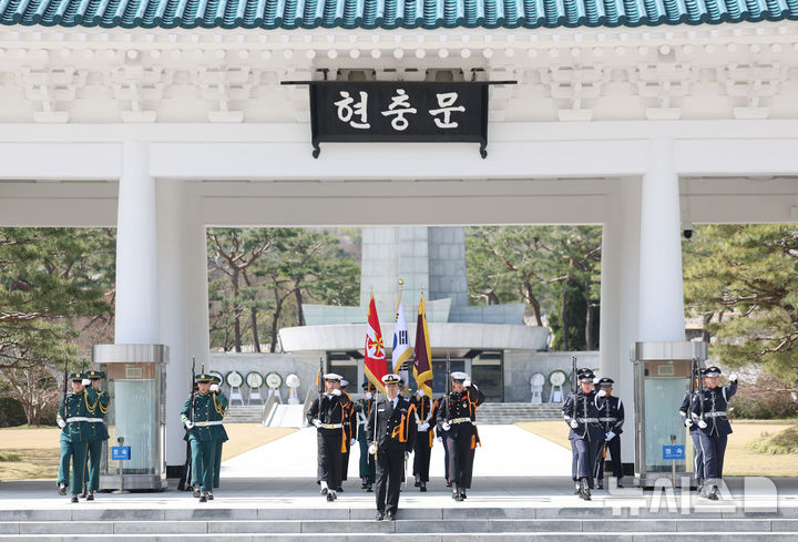 [서울=뉴시스] 김진아 기자 = 15일 서울 동작구 국립서울현충원 현충문 앞에서 열린 '현충문 정례 군(軍) 의장행사'에서 군장병들이 근무교대식을 하고 있다.  현충문 정례 군 의장행사는 상반기 4~6월, 하반기 9~10월 중 매주 화·목요일 오전 11시부터 현충문 앞에서 약 20분간 진행된다. 2025.04.15. bluesoda@newsis.com