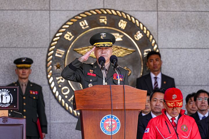 [서울=뉴시스] 주일석 해병대사령관이 15일 경기 화성시 해병대사령부에서 열린 제76주년 해병대 창설 기념행사에서 도열 병력으로부터 경례를 받고 있다. (사진=해병대사령부 제공) 2025.04.15. photo@newsis.com *재판매 및 DB 금지